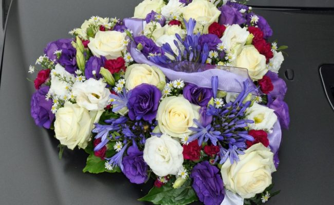 Hochzeit Auto Blumenschmuck1