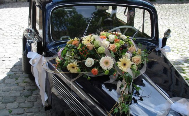 Hochzeit Auto Blumenschmuck2